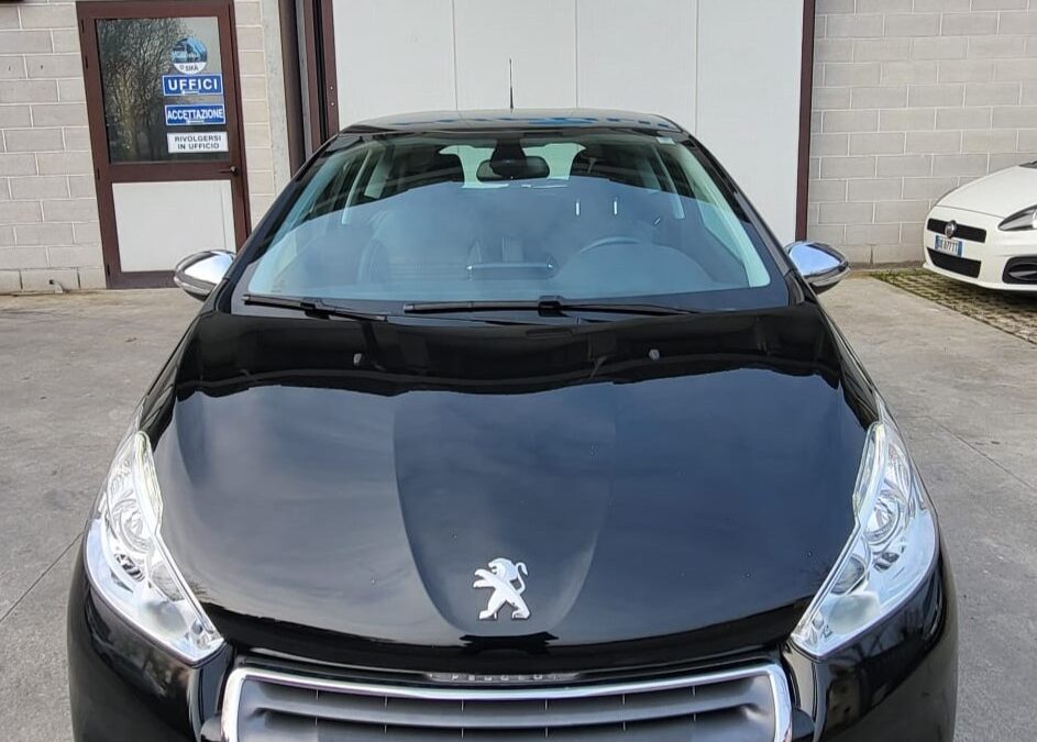 PEUGEOT 208
